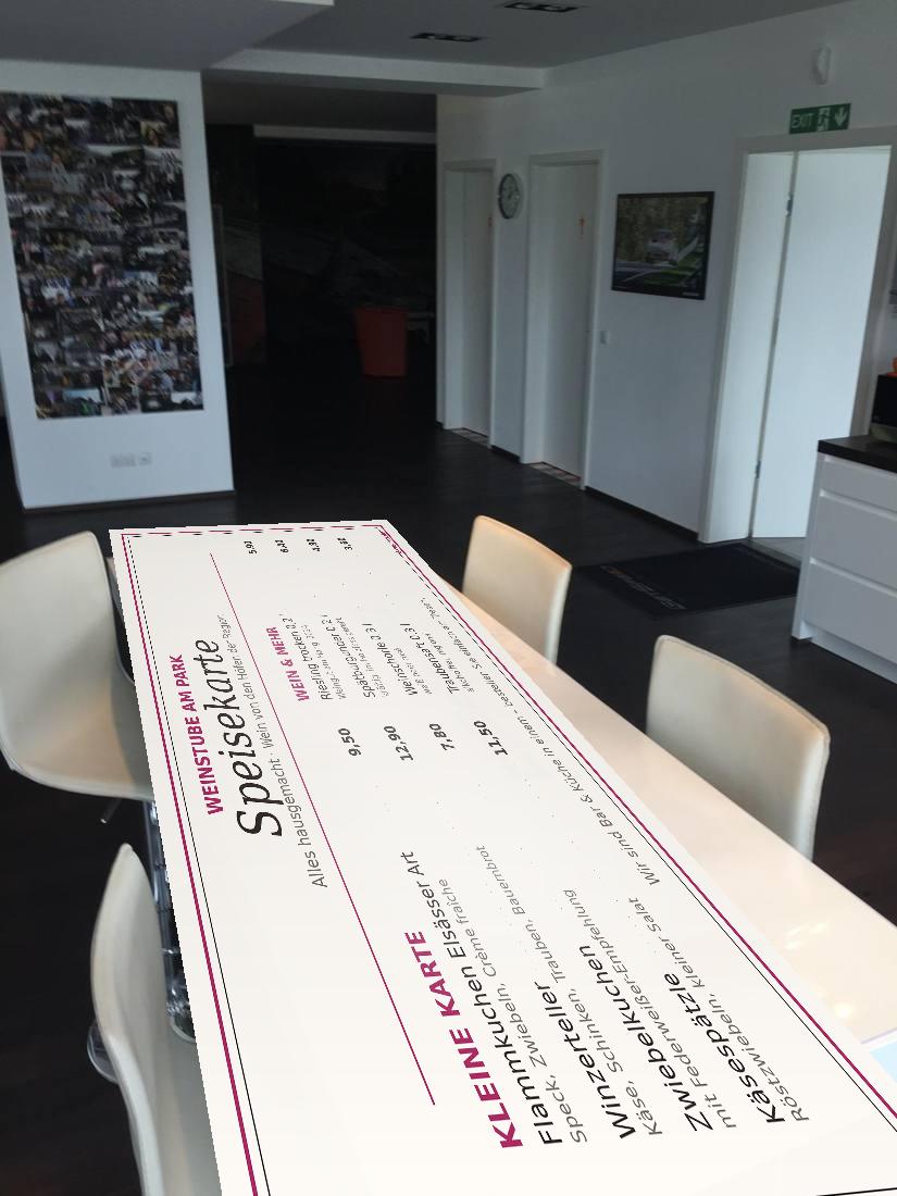Konferenztisch mit einer in die Auflage gedruckten Speisekarte