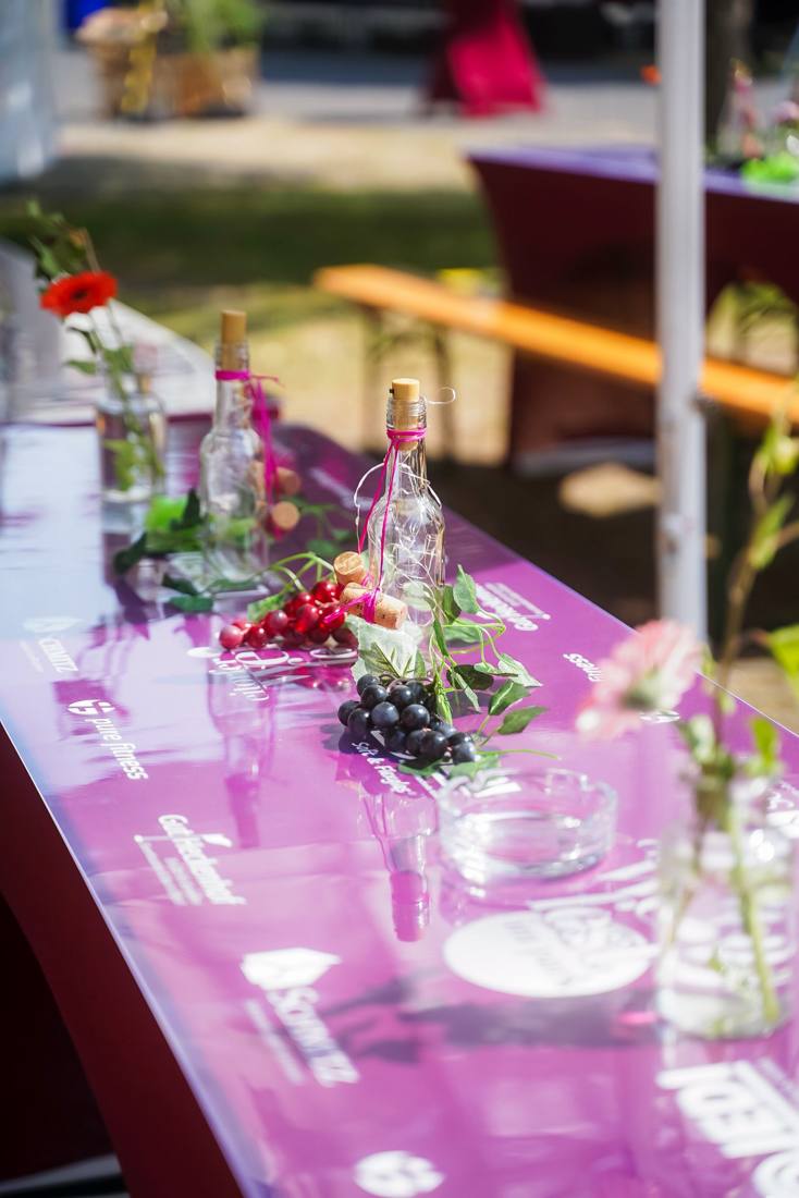 Stehtisch mit bedruckter runder Auflage beim Weinfest im Park